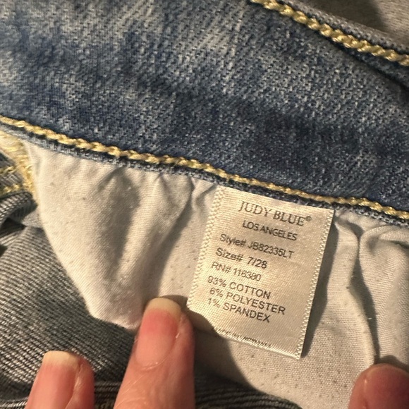 (11) JUDY BLUE•Boyfriend Fit•Size 7/28
Pre-loved good condition - Picture 5 of 5